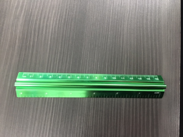 Règle en métal vert 15 cm