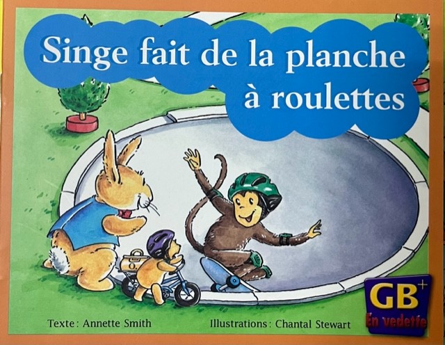Singe fait de la planche à roulette